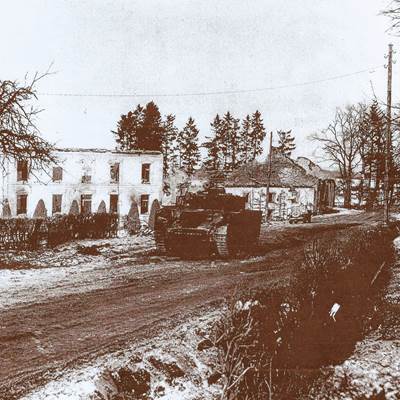 Sherman Américain devant la maison Jules Koeune  à Foy-page