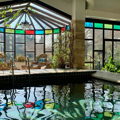 Piscine intérieure chauffée et son jacuzzi dans le Vaucluse-page
