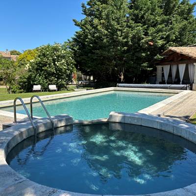 Piscine extérieure et son jacuzzi-page
