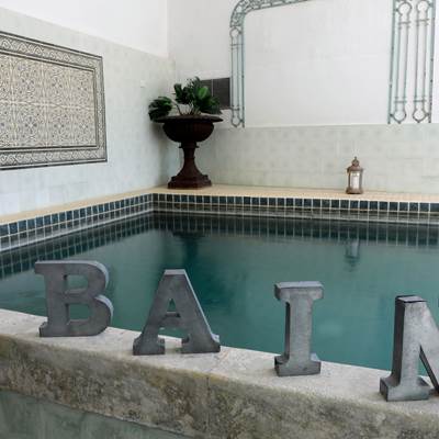 Piscine intérieure chauffée et son jacuzzi dans le Vaucluse-page
