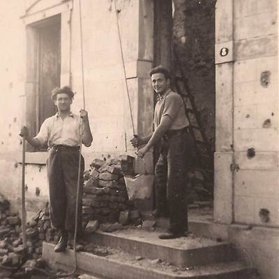 De zoon van Jules Koeune (Jean), mijn vader, links op de foto, begon met de hulp van een vriend al snel met de wederopbouw in 1945.-page