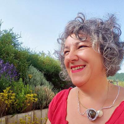 Valérie votre hôte et votre praticienne bien être-page