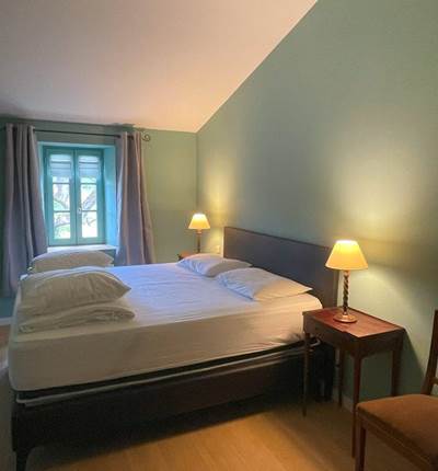 Chambre lit double, étage, salle de bain privative, vue jardin, vignoble, chambres d'hôtes
