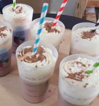 ferme des delices foreziens, animation tétée des veaux, vaches, atelier culinaire chocolat liegeois, loire forez est