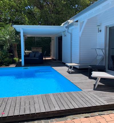 Terrasse extérieure avec piscine et bain de soleil
