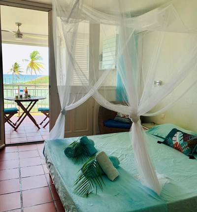 Espace de vie intérieur vue sur la terrasse et mer