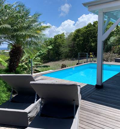 Terrasse extérieure et piscine