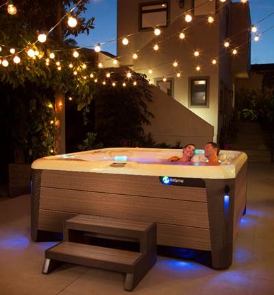 hotspring-highlife-2019-aria-alpinewhite-driftwood-lifestyle-couple-night-01