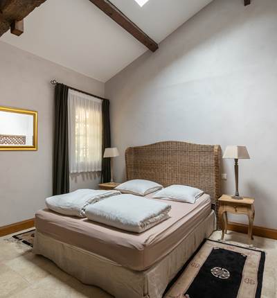 Chambre lit double, rez de chaussée, tourisme et handicap, salle de bain privative, vue jardin et rivière, vignoble, chambres d'hôtes