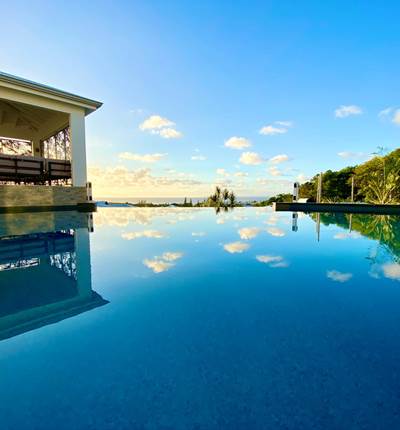 Piscine à débordement vue mer avec coin salon sous le carbet