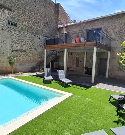 Gîte Le Pressoir à Montblanc avec piscine privée et jardin