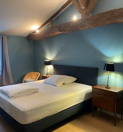 Chambre lit double, étage, salle de bain privative, vue jardin, vignoble, chambres d'hôtes