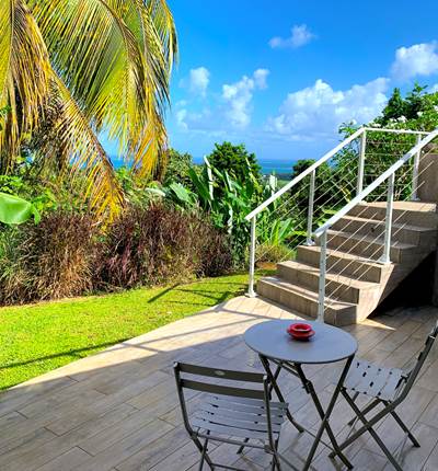 Terrasse privative avec vue mer et accès piscine par escalier
