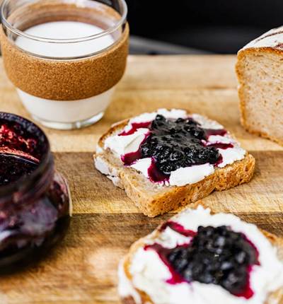Petit déjeuner sucré : Pain Maison beurre et Confitures.