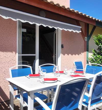 terrasse privative et salon de jardin.