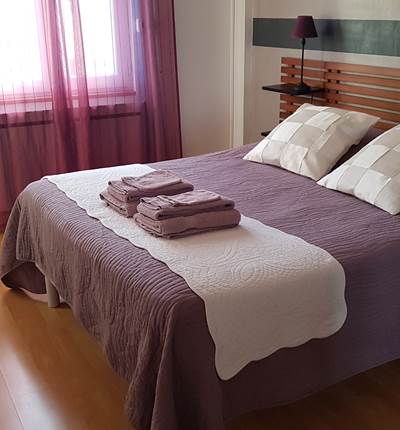 LA-SENTE-DES-VIGNES-Chambre-LILAS-La-Chambre