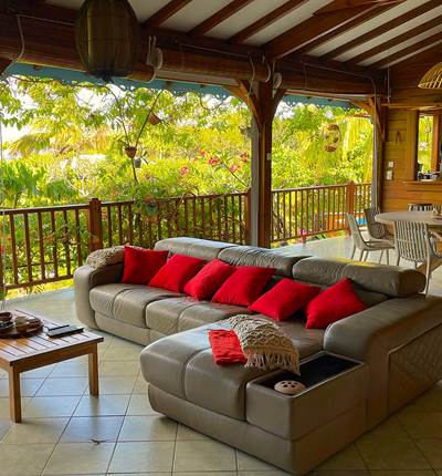 Grand séjour ouvert sur le jardin et la mer