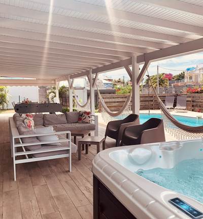 Jacuzzi, salon extérieur et Baby-foot