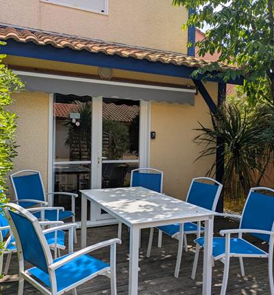 terrasse privative et salon de jardin.