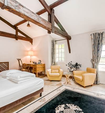 Chambre lit double, rez de chaussée, chambre prestige, salle de bain privative, vue jardin et rivière, vignoble, chambres d'hôtes