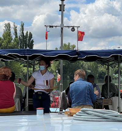 Apéritif servi en terrasse sur la Péniche Gaïa