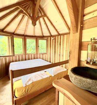 chambre arrondie et grand lit
