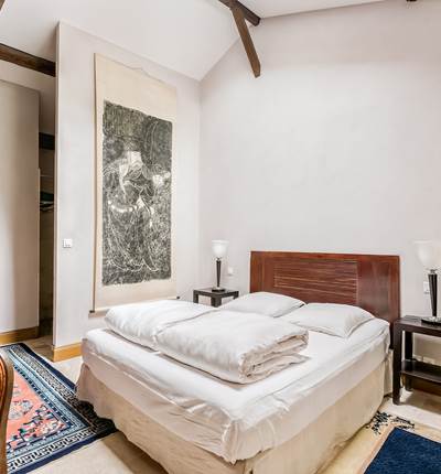 Chambre lit double, rez de chaussée, salle de bain privative, vue jardin et rivière, vignoble, chambres d'hôtes
