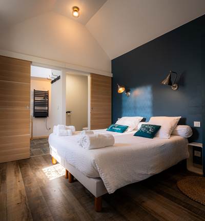 Chambre petite longère: le lit queen size