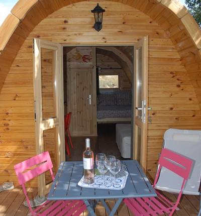 La terrasse et l'entrée du Pod