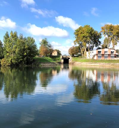 Entrée de l'écluse 11bis du Canal de Montech vue du Tarn