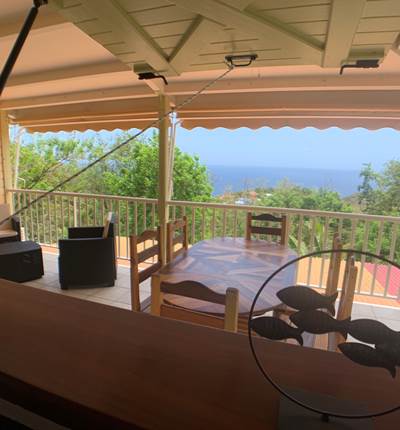 VUE DE LA CUISINE - TERRASSE ET VUE MER