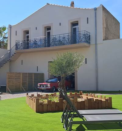 Jardin aménagé du gîte Le Ramonetage à Montblanc, proche de Béziers.