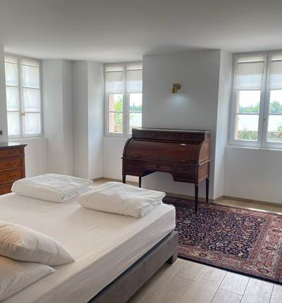 Chambre lit double, rez de chaussée, suite familiale, chambres luxe, salle de bain privative, baignoire, vue jardin, vignoble, chambres d'hôtes