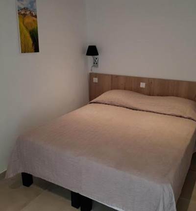 chambre-privee-chez-l-habitant-rue-st-dominique-vue-sur-rue-l-escale-bonifacio-gay-friendly