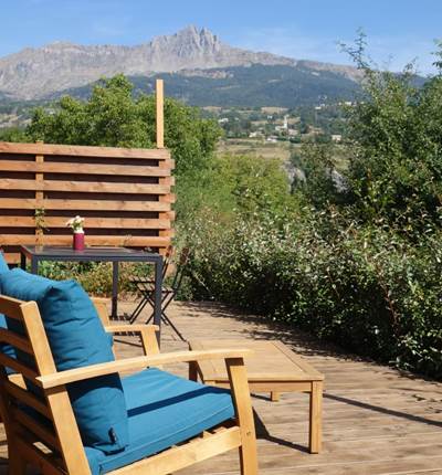 Terrasse avec vue sur les montagnes