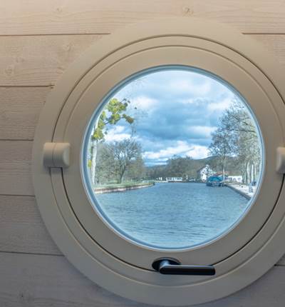 Gîte flottant amarré 250m amont de l'écluse du Banet