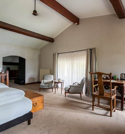 Chambre lit double, rez de chaussée, chambre luxe, chambre familiale, salle de bain privative, vue jardin et rivière, vignoble, chambres d'hôtes