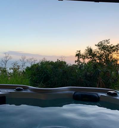 Profitez de couchers de soleil unique en sirotant votre ti-punch dans votre spa privatif