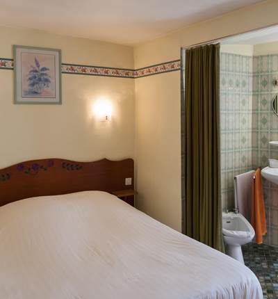 Chambre lit double douche sur palier Hotel Restaurant Zum schnogaloch Alsace Obernai