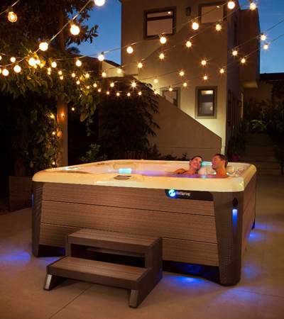 hotspring-highlife-2019-aria-alpinewhite-driftwood-lifestyle-couple-night-01
