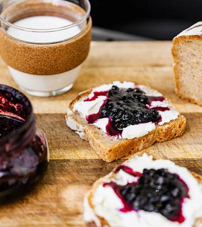 Petit déjeuner sucré : Pain Maison beurre et Confitures.