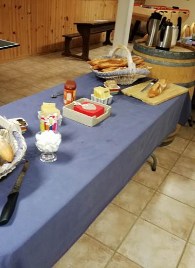 Petit déjeuner de groupe servi dans la salle commune