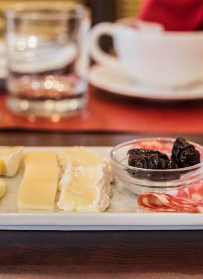 petit-dejeuner-assiette-charcuterie-fromages