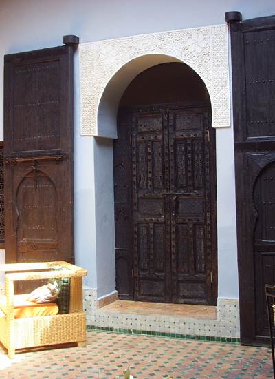 Les superbes portes en cèdre du riad Menthe et Citron à Meknès