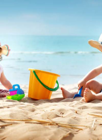 Bébés sur la plage