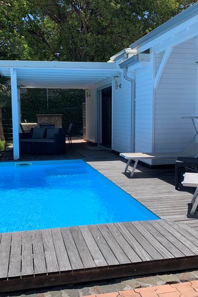 Terrasse extérieure avec piscine et bain de soleil