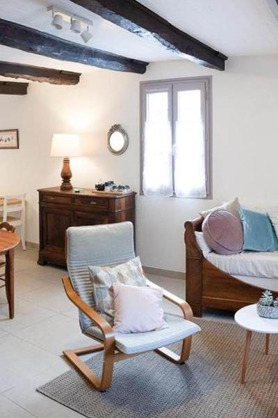 Le "Gîte-Maison" 1 Chambre : Salon/Salle à manger cosy et cocooning avec 2 Banquettes-Lits 90x200 cm literie premium.