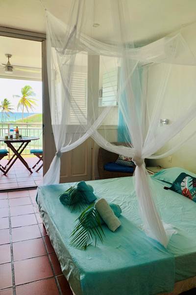 Espace de vie intérieur vue sur la terrasse et mer