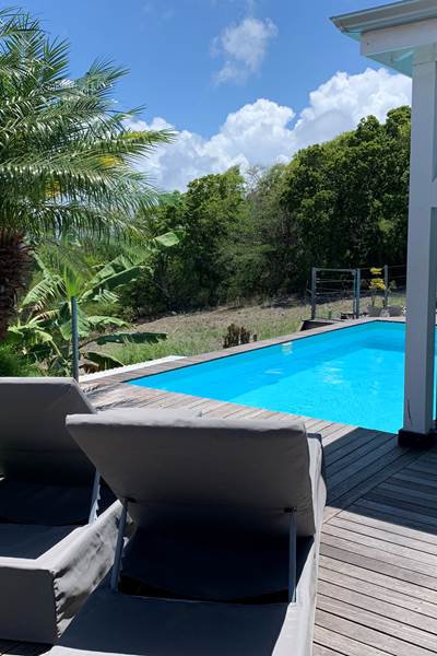 Terrasse extérieure et piscine