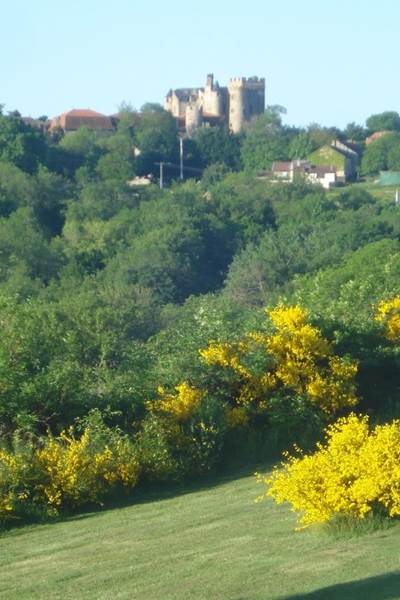 château de Chazeron au printemps-photo-newsletter